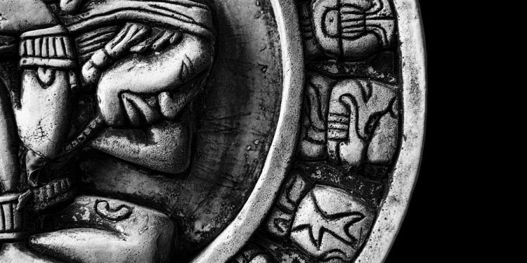 ¡Tinta Sagrada! Los Tatuajes Mayas: Arte, Dolor y Poder!