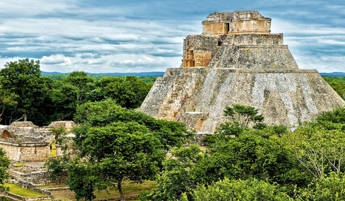 Uxmal: Geometría y Misterio en Piedra